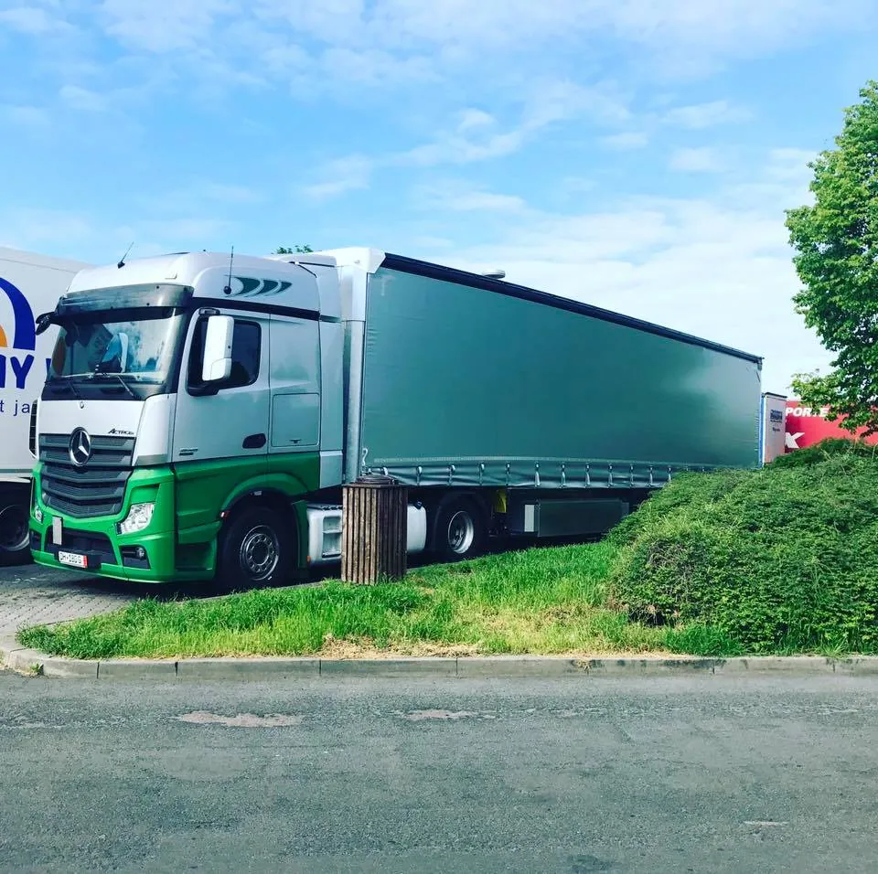 Mercedes-Benz Actros RHM-Team sa zelenom ceradnom poluprikolicom