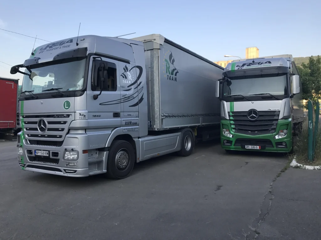 Dva Mercedes-Benz Actros RHM-Team sa ceradnim poluprikolicama