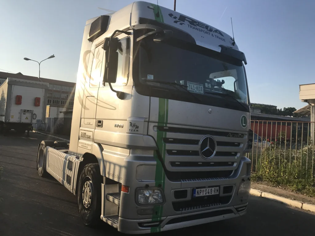 Srebrni Mercedes-Benz Actros tegljač RHM-Team sa zelenim detaljima
